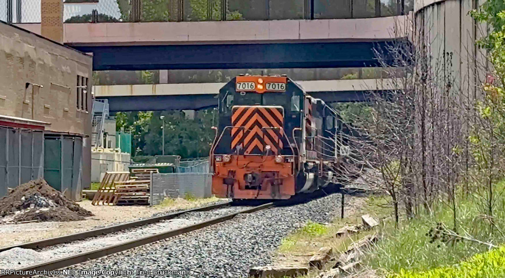 WE 7016 shoves the cars into Rock Cut Siding for future reference.